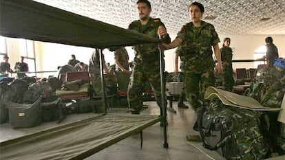 Soldados españoles montan literas en el hangar del aeropuerto de Lahore (Pakistán).