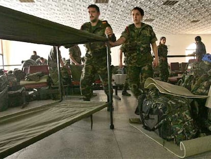 Soldados españoles montan literas en el hangar del aeropuerto de Lahore (Pakistán).