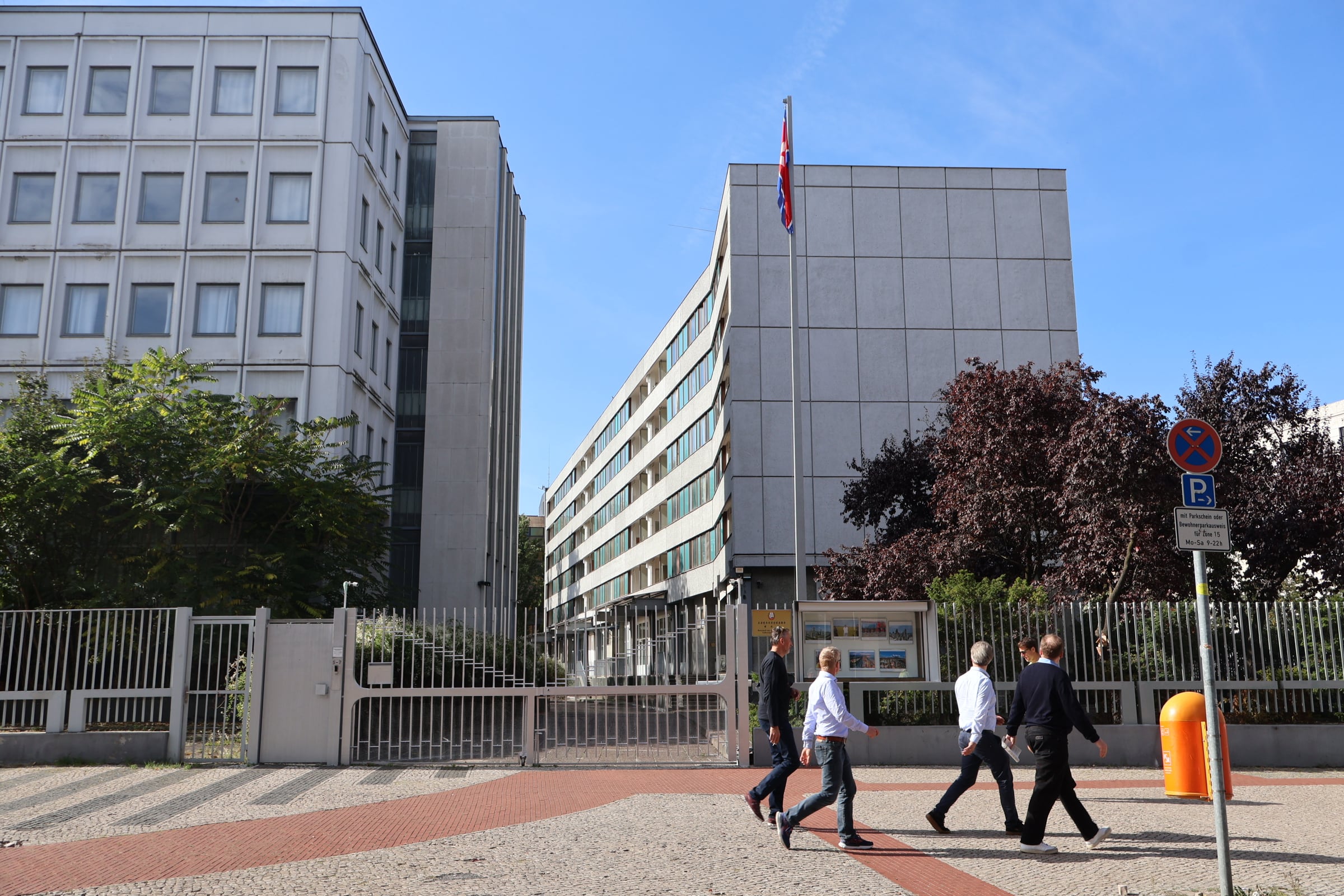 Varias personas pasan frente a la Embajada de Corea del Norte, en Berlín (Alemania).