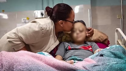 Eliannis Ramírez and her son Damir Ortiz in a Cuban hospital.