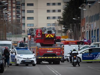 Efectivos de los Bomberos y de la Guardia Urbana en el polígono Montsolís.