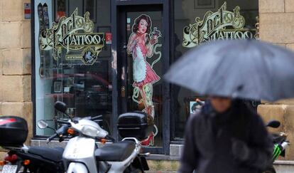 Local de tatuajes en San Sebastián cuyo dueño ha sido detenido por presuntos acosos sexuales a clientas.