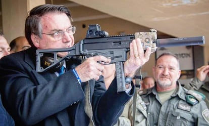 Bolsonaro faz mira durante visita a Jerusalém, em foto publicada por seu próprio perfil no Instagram.