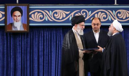 Hasan Rohaní recibe del líder supremo iraní, el ayatolá Alí Jameneí,un certificado sobre su nombramiento en Teherán el 3 de agosto.