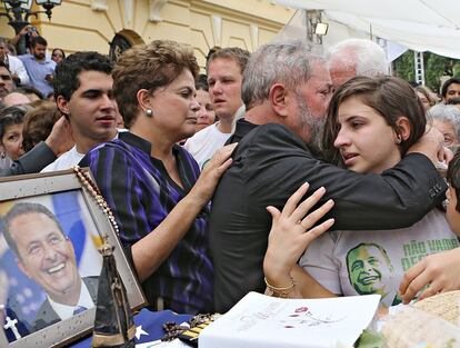 Eduardo Campos foi ministro de Ciência e Tecnologia durante o Governo Lula, cargo que assumiu em 2004. Na imagem, o ex-presidente Lula e a presidenta Dilma Rousseff confortam a filha do ex-governador, durante o velório em Recife, que reuniu políticos de vários partidos.