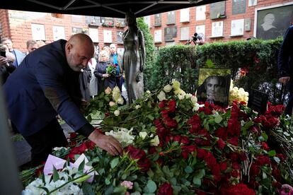 Un hombre deposita flores en la tumba del líder soviético, este sábado.