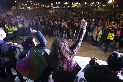 Dos mujeres alzan el puño durante la marcha en Bilbao (Bizkaia).