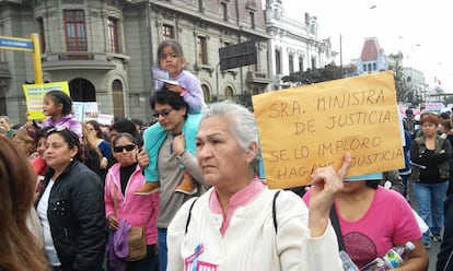 Miles de manifestantes participan en la marcha 'Ni una Menos' que busca denunciar el problema de la violencia hacia las mujeres en Perú.