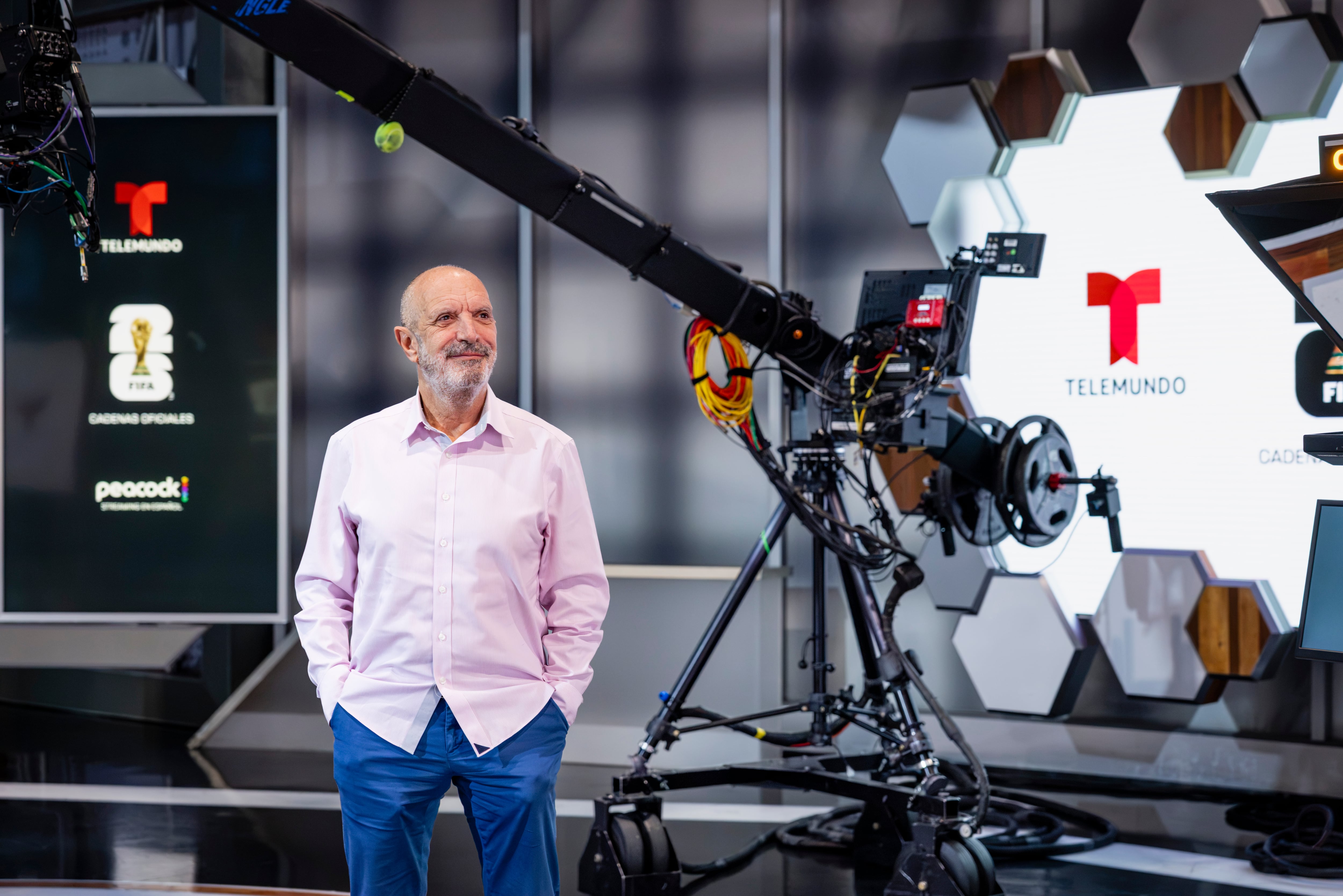Luis Fernández, en un estudio de grabación de Telemundo, usado para el Mundial 2026.