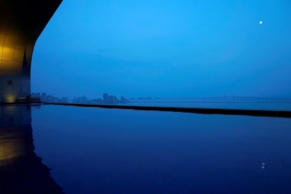 El puente, uno de los proyectos más ambiciosos de China hasta la fecha, reduce la distancia entre las tres ciudades de más de tres horas a apenas 30 minutos, lo que facilitará el flujo de pasajeros y turistas por la región. En la imagen, vista panorámica del puente durante la noche.