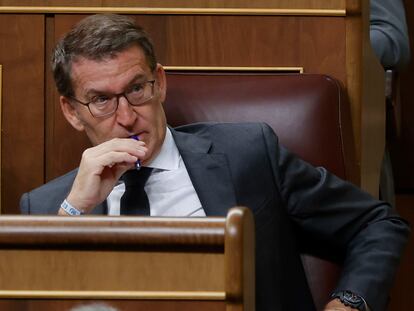 MADRID, 16/11/2023.- El líder del Partido Popular (PP) Alberto Núñez-Feijóo, durante la segunda jornada de la investidura del secretario general del PSOE Pedro Sánchez celebrada en el Congreso de los Diputados en Madrid, este jueves. El Congreso vota un tercer mandato de Sánchez quien, previsiblemente, logrará ser reelegido presidente del Gobierno tras superar la investidura con el apoyo de 179 diputados tras pactar diferentes acuerdos con sus socios parlamentarios y una ley de amnistía para los encausados del 'procès'. EFE/ Javier Lizon
