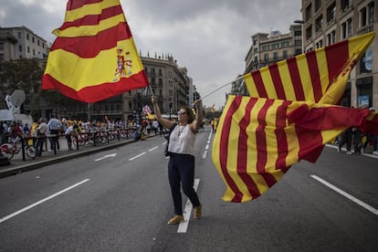 Una mujer ondea banderas catalanas y españolas.