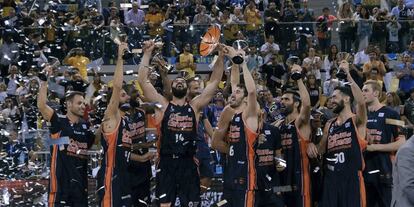 Los jugadores del Valencia celebran el título.