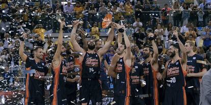 Los jugadores del Valencia celebran el t&iacute;tulo.