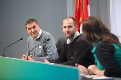 Arnaldo Otegi, coordinador de EH Bildu, asiste en San Sebastián a la asamblea general del partido que decide si apoya los Presupuestos del Estado.