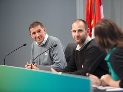 Arnaldo Otegi, coordinador de EH Bildu, asiste en San Sebastián a la asamblea general del partido que decide si apoya los Presupuestos del Estado.