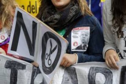 Miles de estudiantes participan en una manifestacin celebrada en Madrid contra los recortes en educacin. EFE/Archivo