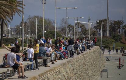 La fotografía, que muestra a familias junto a la playa de Barcelona el 26 de abril, fue cuestionada en redes sociales.