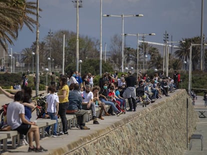 La fotografía, que muestra a familias junto a la playa de Barcelona el 26 de abril, fue cuestionada en redes sociales.