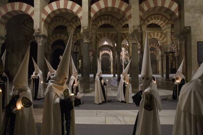 Members of ‘El Huerto’ brotherhood participate in the procession starting in the Mezquita in Córdoba, on March 25.