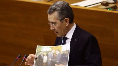 El portavoz socialista en las Cortes, Antonio Torres, muestra la fotograf&iacute;a en la que se saludan Alberto y Carlos Fabra d&iacute;as antes del juicio al expresidente de la Diputaci&oacute;n de Castell&oacute;n.