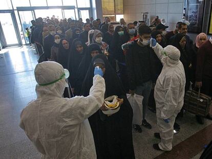 Controles médicos contra el coronavirus en el aeropuerto de Najaf, en Irak.