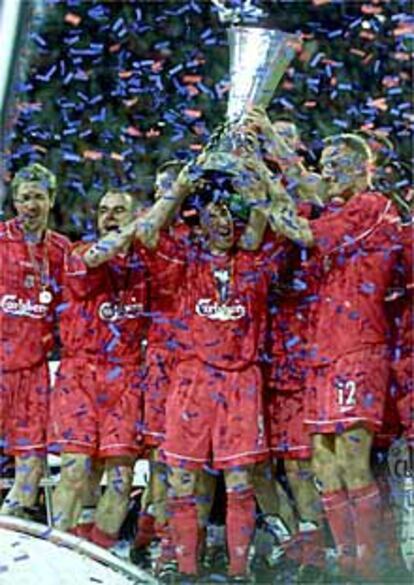 Los jugadores del Liverpool, con Fowler bajo el trofeo, celebran su victoria.