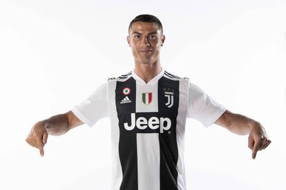 Cristiano Ronaldo posando con la equipación de la Juventus de Turín, su equipo actual, en 2018.