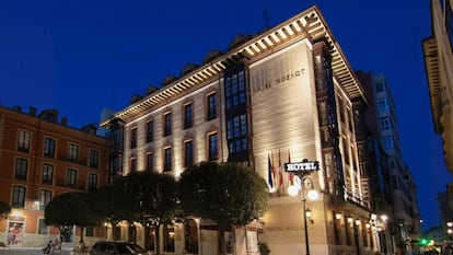 Night view of the facade of the Mozart hotel, in the center of Valladolid.