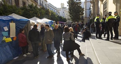 Trabajadores municipales protestan frente al Ayuntamiento de Jerez, el año pasado.