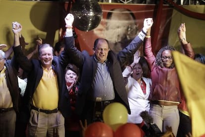 Luis Guillermo Solís comemora sua ida para o ao segundo turno.