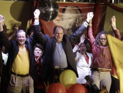 Luis Guillermo Solís comemora sua ida para o ao segundo turno.