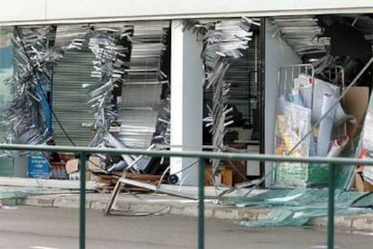 Así ha quedado un edificio de oficinas de un polígono industrial de Sant Boi de Llobregat.