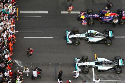 Rosberg celebra su triunfo en Mónaco.