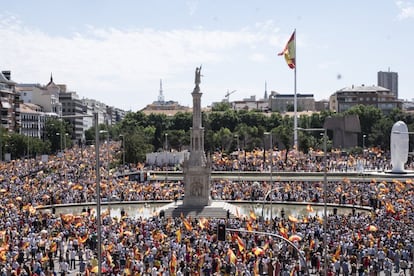 Una multitud abarrota la plaza de Colón durante la protesta, este domingo en Madrid. Según los promotores, se trata de una concentración "transversal" donde personas con "ideologías distintas", también "muchísimas" que han votado al PSOE, se mostrarán "unidas en defensa de lo común". 