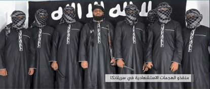 Captura de pantalla de un video difundido por el Estado Islámico en la que aparecen ocho hombres que presuntamente han llevado a cabo los atentados terroristas de Sri Lanka.