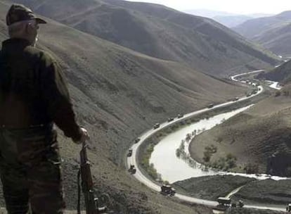 Un guardia de un pueblo kurdo observa el paso de un convoy militar en la provincia turca de Hakkari, en la frontera con Irak.