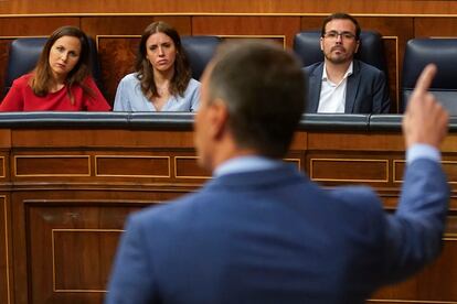 Ione Belarra, Irene Montero y Alberto Garzón escuchaban el lunes a Pedro Sánchez en el Congreso de los Diputados.