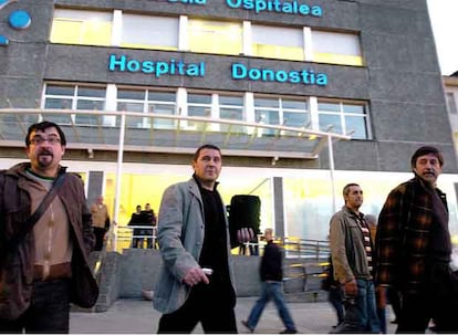 Los dirigentes de la izquierda abertzale Arnaldo Otegi (en el centro), Rafael Díez (a la derecha) y Juan José Petrikorena, a su salida del hospital Donostia de San Sebastián tras visitar a José Ignacio de Juana Chaos, quien ha abandonado la huelga de hambre que mantenía desde el pasado 7 de noviembre después de que el Ministerio del Interior acordara suavizar su régimen penitenciario.