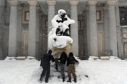Vista del exterior del Museo del Prado en Madrid, este sábado, cubierto de nieve tras el paso de la borrasca 'Filomena'. 