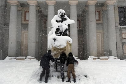 Vista del exterior del Museo del Prado en Madrid, este sábado, cubierto de nieve tras el paso de la borrasca 'Filomena'.