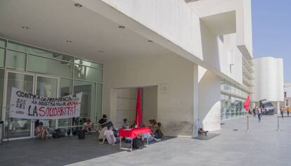 Piquetes de trabajadores en la puerta del Macba.