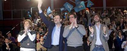 Rajoy y el cabeza de lista del PP en las elecciones vascas, Antonio Basagoiti, entre Arantza Quiroga, candidata por Guipúzcoa, e Iñaki Oyarzábal, candidato por Álava.