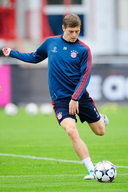 MUNICH, GERMANY - APRIL 08:  Toni Kroos of FC Bayern Muenchen in action during a training session ahead of their UEFA Champions League quarter-final second leg match against Manchester United on April 8, 2014 in Munich, Germany.  (Photo by Lennart Preiss/Bongarts/Getty Images)