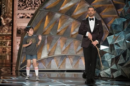 El presentador de la gala Jimmy Kimmel (dcha) y el "jovencito Jimmy Kimmel" en un momento de la gala de la 90 edición de los Óscar.