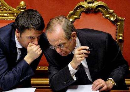 Matteo Renzi, junto al ministro de Econom&iacute;a, Pier Carlo Padoan, el pasado febrero.