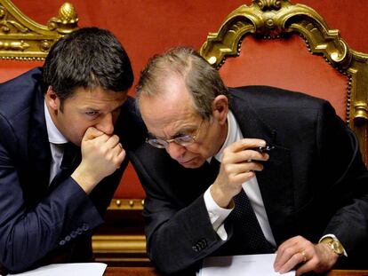 Matteo Renzi, junto al ministro de Econom&iacute;a, Pier Carlo Padoan, el pasado febrero.