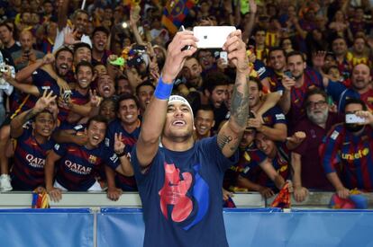 Neymar se hace una foto con los seguidores del Barça detrás