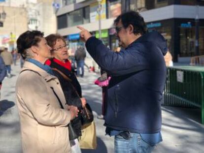 Joaquín Parejo charla con un par de vecinas en las calles de Alcorcón.