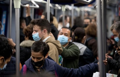 Viajeros en un vagón del metro de Madrid lleno en la hora punta de este viernes.